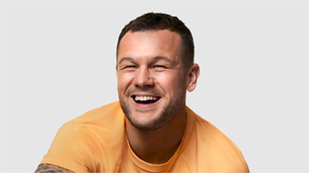 Potret pelatih Apple Fitness+ Jamie-Ray Hartshorne