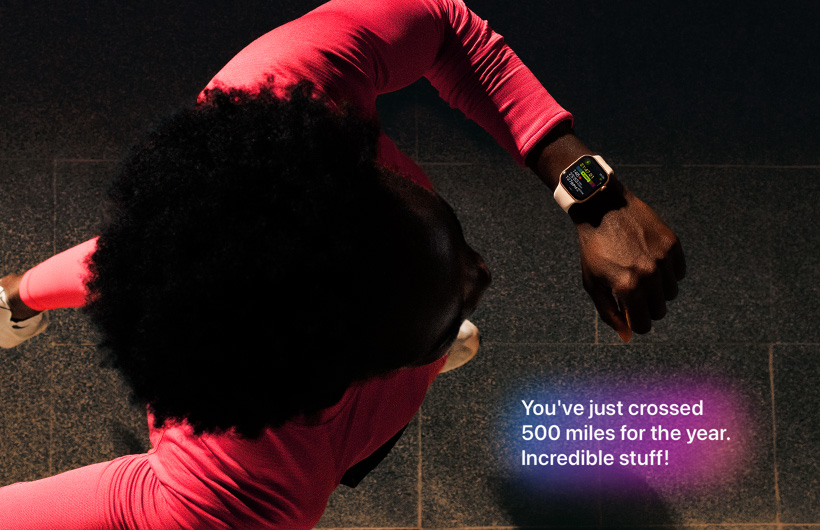 Biegnąca osoba sprawdza postępy w apce Trening na Apple Watch Series 11