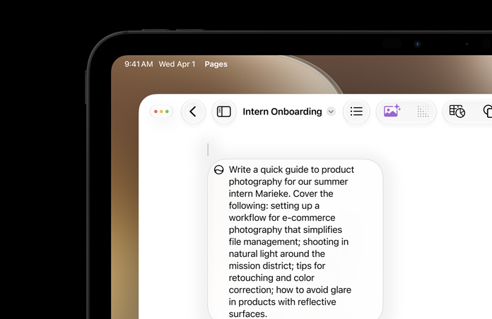 A tela do iPad mostra um documento do Pages aberto no canto superior esquerdo com um prompt para a Siri escrever um texto