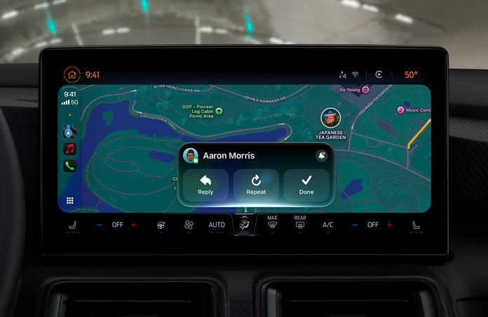 A tela do CarPlay mostra uma notificação do Mensagens, com o app Mapas visível ao fundo