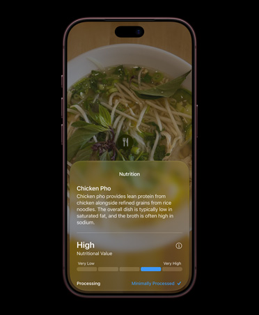 Tela do iPhone 18 Pro azul-intenso mostra o modo Siri na interface do app Câmera com dados nutricionais sobre um prato identificado com a Inteligência Visual. A tela apresenta informações detalhadas sobre um phở de frango, incluindo ingredientes comuns e informações nutricionais