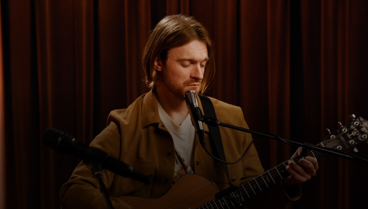 Kacey Musgraves e FINNEAS a tocar viola e a cantar em dueto