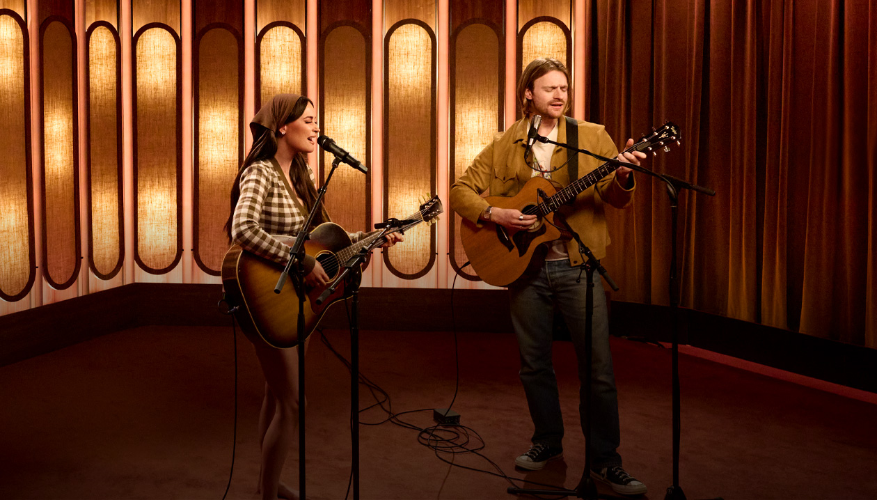 Kacey Musgraves e FINNEAS a tocar viola e a cantar em dueto