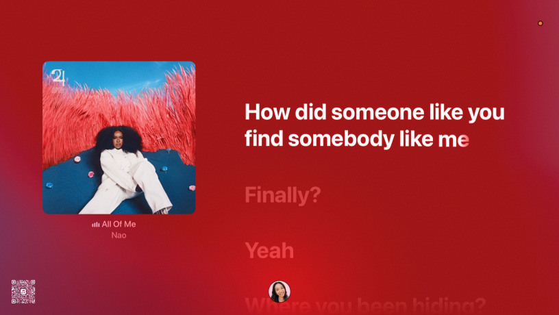 Letra da música “All Of Me” de Nao a destacar‑se em sincronia com a canção no ecrã da televisão