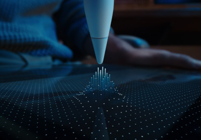 Apple Pencil Pro 向下指向顯示器。顯示器上佈滿隨著 Apple Pencil Pro 筆尖向上伸展的圓點，顯示 Apple Pencil 的懸浮感應功能如何在 Apple Pencil Pro 筆尖落在 iPad 前已連接至 iPad。