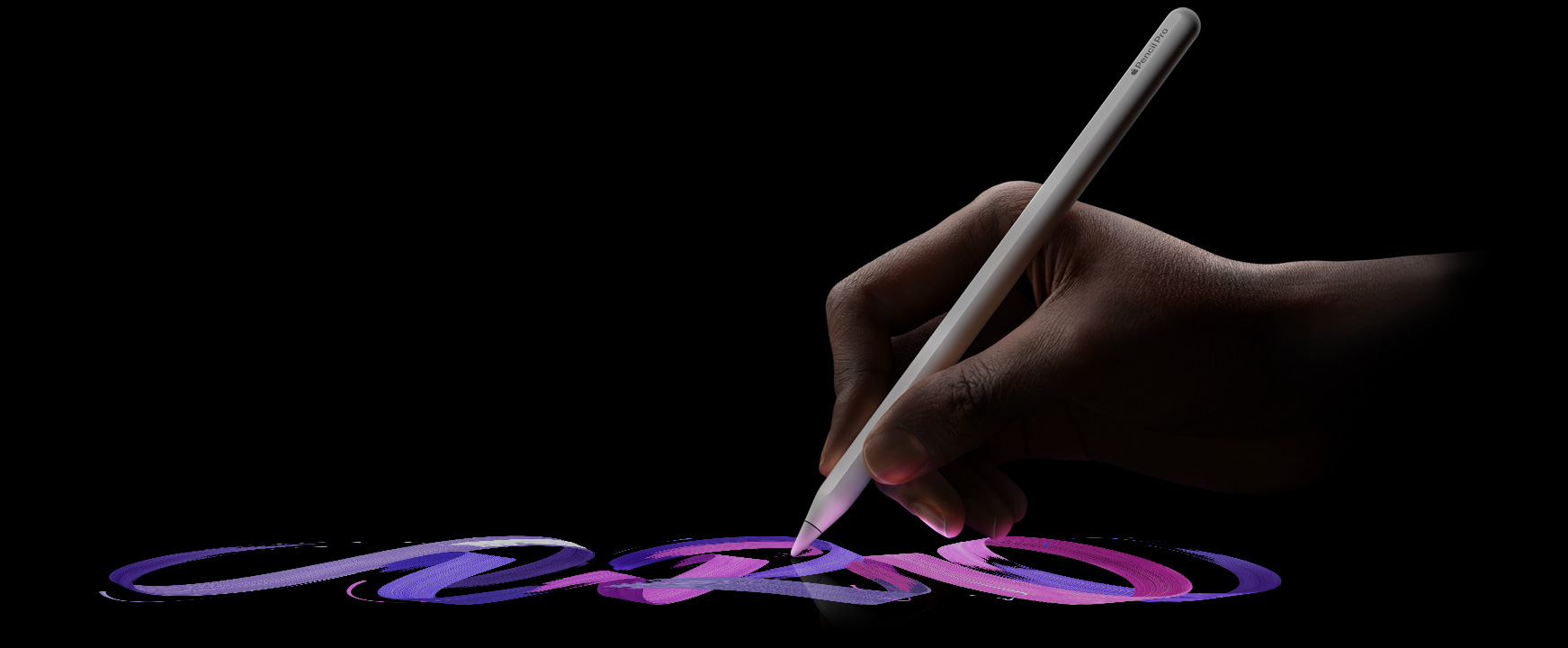 用户手執 Apple Pencil Pro，畫出鮮明生動的筆刷線條
