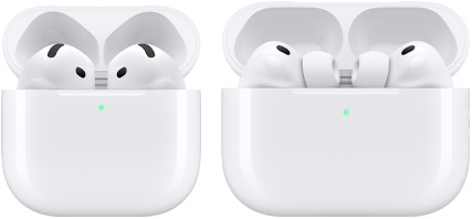 Egy AirPods 4 és egy AirPods Pro 3 felnyitott tetejű tokba helyezve