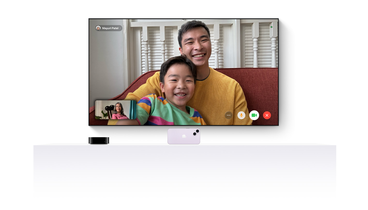 Apple TV 4K en iPhone die samenwerken om FaceTime te tonen op een flatscreen-tv