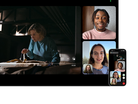 Mac ja iPhone: Macin SharePlayn jaetussa näkymässä näkyy Apple TV ‑ohjelma vasemmalla, FaceTime-ruuduissa on kolme henkilöä oikealla, Macin vieressä on iPhone, jota käytetään jatkuvuuskamerana