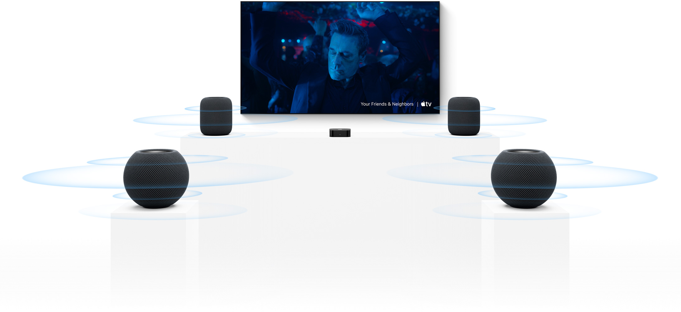 Apple TV 4K ja HomePod: kaksi HomePod-kaiutinta, yksi television kummallakin puolella, kaksi HomePod mini ‑kaiutinta edessä, ääniaaltoja kummankin ympärillä