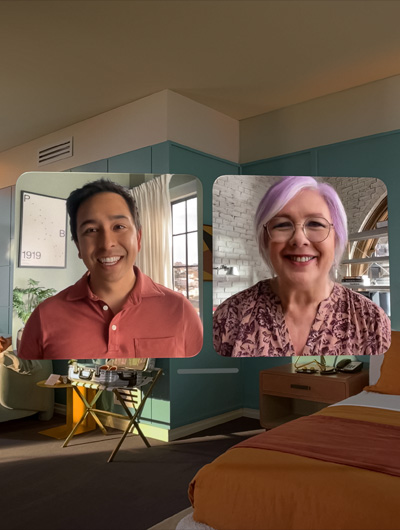 Deux vignettes FaceTime flottent côte à côte dans l’espace, chacune affichant une personne différente