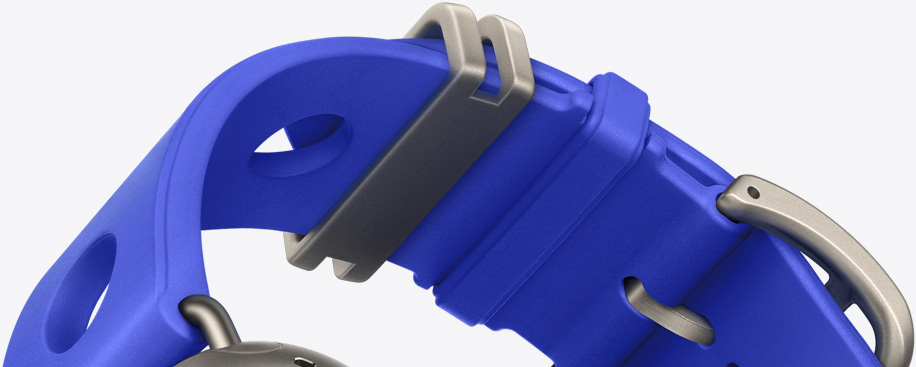 Apple Watch Hermès Scub’H Diving band, bleu néon colour (bright blue), molded rubber material, circular cutouts centred, natural colour titanium buckle and hardware