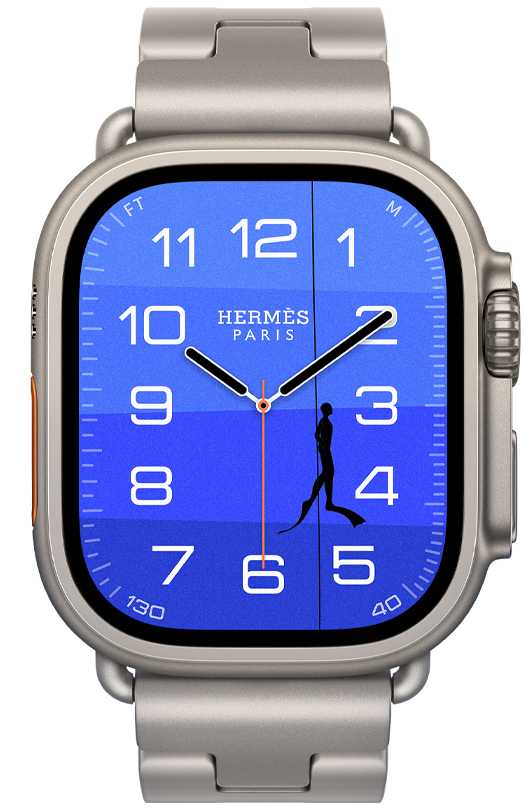 Apple Watch Hermès Ultra 4, cadrans analogiques Fathom et Wonder (aiguilles des heures, des minutes et des secondes, complication Profondeur, avec une bouée orange flottant au-dessus d’un océan turquoise dans un dégradé bleu clair à bleu foncé), boîtier en titane, finition naturelle, côté droit, Digital Crown, bouton latéral en saillie, associée au bracelet Grand H Titane, Gris Titane
