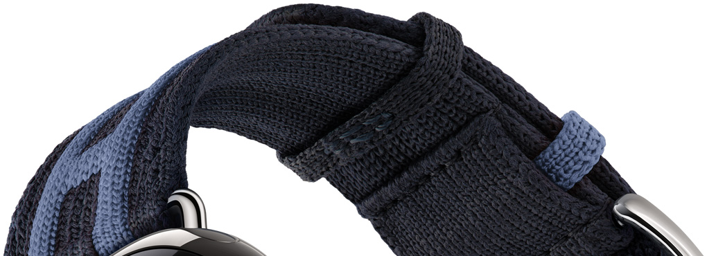 Bracelet Rocabar Club pour Apple Watch Hermès Series 12, couleur Bleu Nuit/Bleu Brighton, mailles tricotées bleu foncé avec rayures bleu clair en relief ornées du logo H d’Hermès