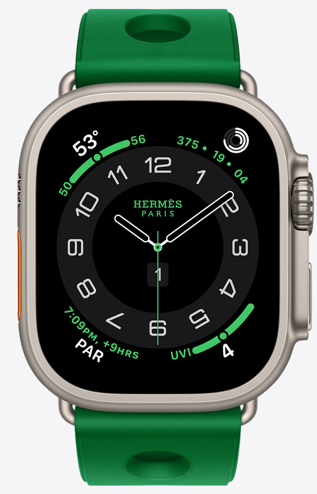 Apple Watch Hermès Ultra 4, cadran analogique Circulaire, (aiguilles des heures, des minutes et des secondes, complications : Météo, anneaux Activité, heure de Paris et Indice UV), boîtier en titane, finition naturelle, côté droit, Digital Crown, bouton latéral en saillie, associée au bracelet Scub’H Diving, Vert Vertigo (vert vif), caoutchouc moulé, découpes circulaires centrées