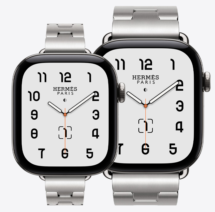 銀色鈦金屬錶殼 Apple Watch Hermès Series 12,展示 42 公釐與 46 公釐錶款,均採用經典指針錶面 (小時、分鐘與秒針,以及多項複雜功能,包括月相、日期),42 公釐錶款搭配 Satiné 緞灰色 Grand H Fin 錶帶,46 公釐錶款搭配 Satiné 緞灰色 Grand H 錶帶