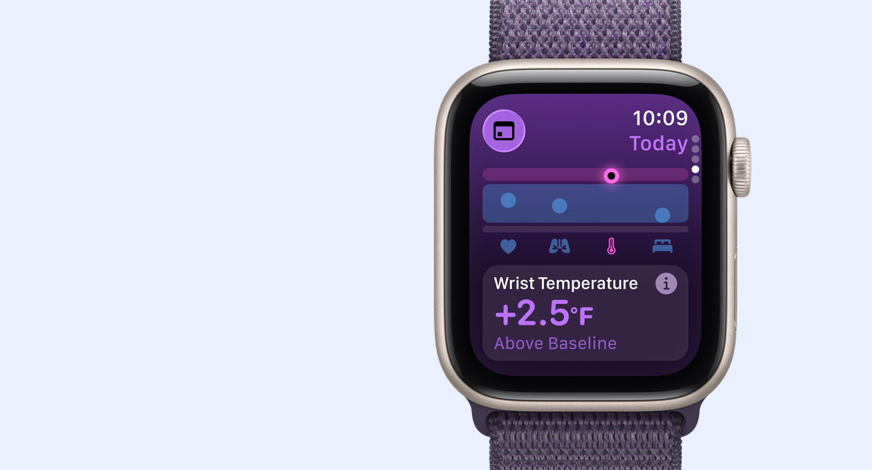 Apple Watch SE 3 med urkasse av aluminium i midnatt og Sport Loop i ankerblå viser en måling av håndleddstemperatur på skjermen. På høyre side av urkassen vises Digital Crown.