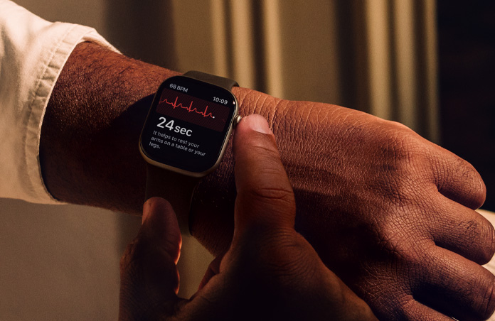 Iemand houdt de Digital Crown op Apple Watch Series 11 ingedrukt om de hartgezondheid te controleren in de Ecg-app