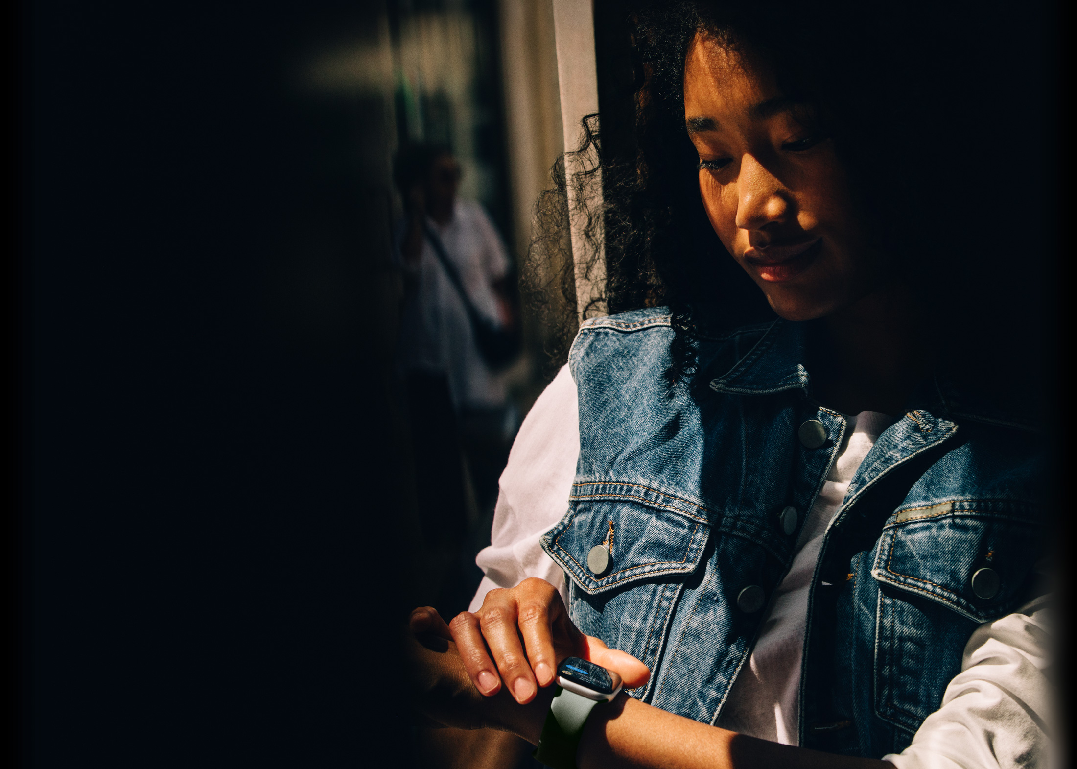 Iemand bekijkt berichten op een Apple Watch Series 11