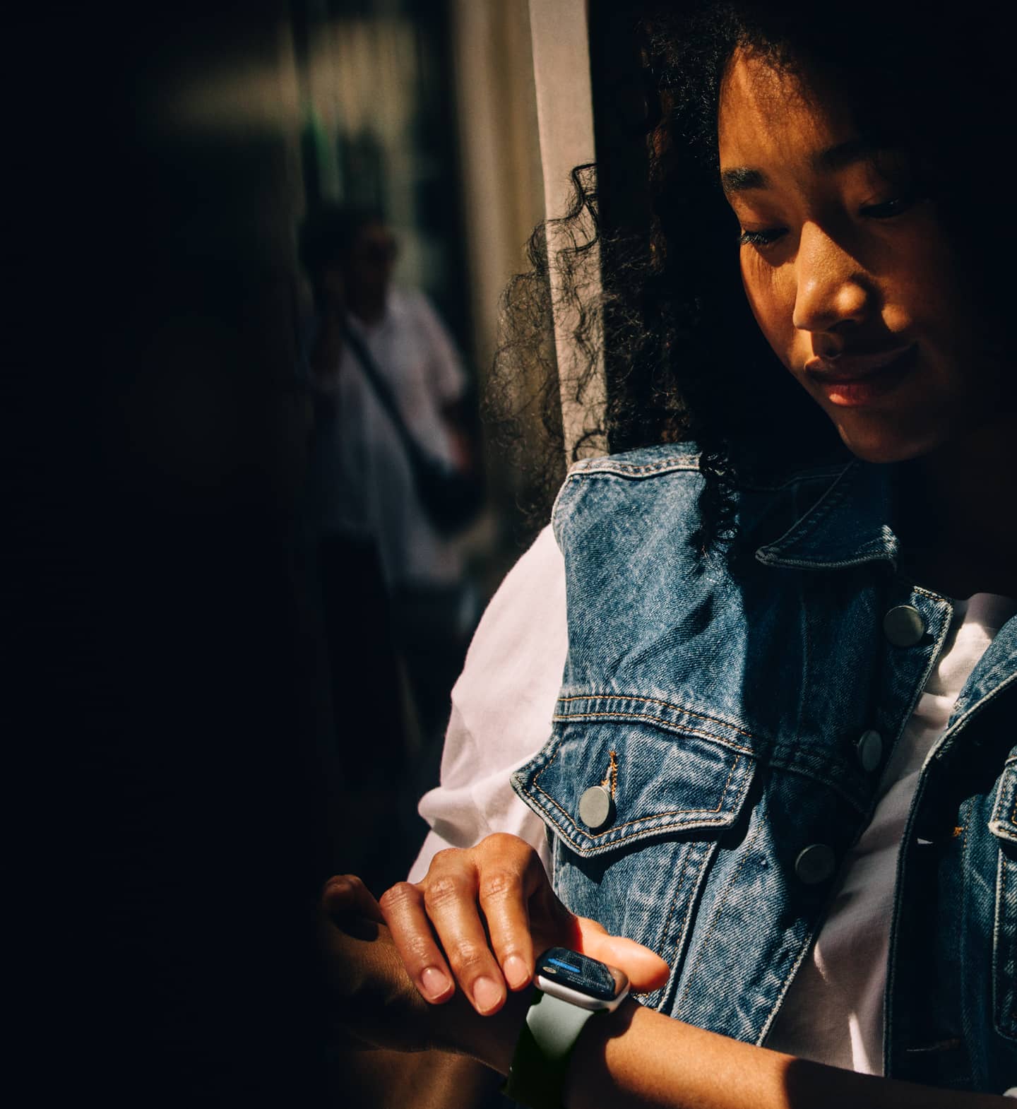 Henkilö katsoo Viestit-appia Apple Watch Series 11:llä