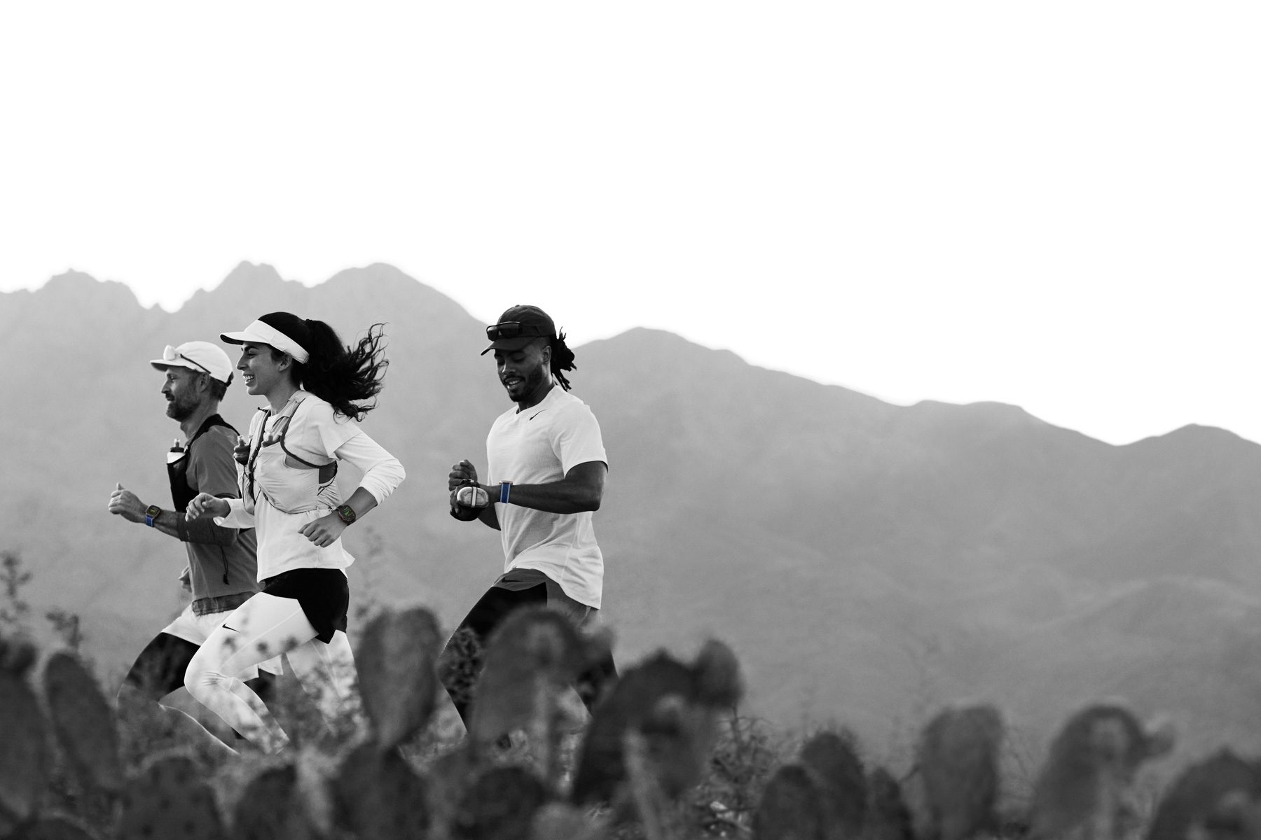 Löpare som springer i en öken och håller koll på träningspasset på Apple Watch Ultra 3