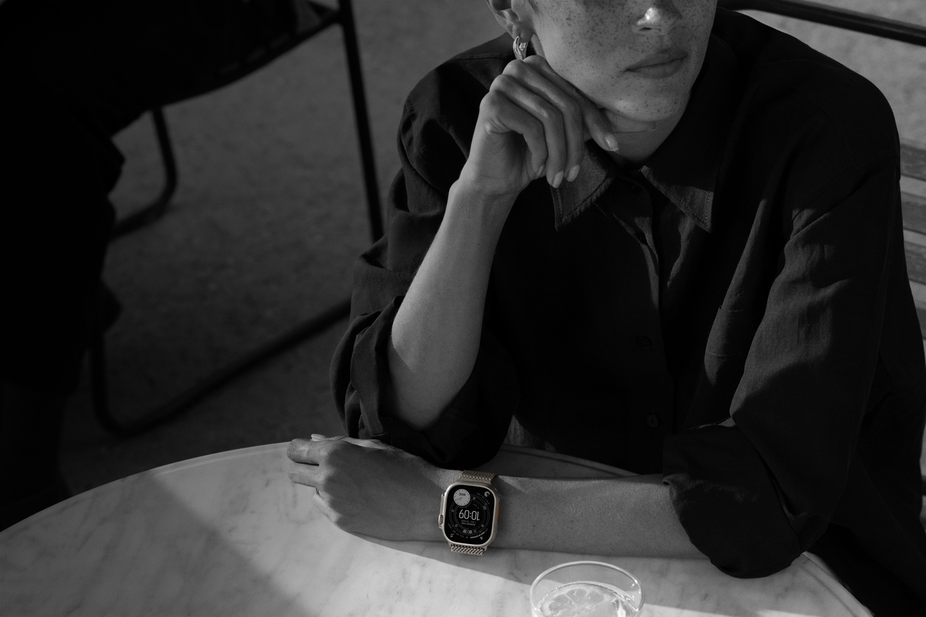 En person är på restaurang och har en Apple Watch Ultra 3 på sig