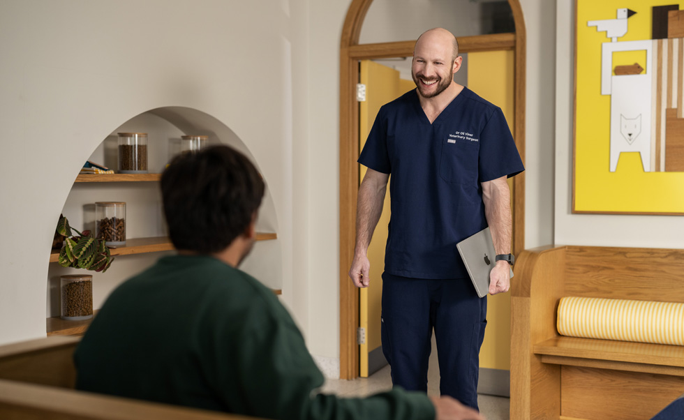 Mit dem leichten und leistungsstarken MacBook Air können die Tierärzt:innen problemlos mehrere Kund:innen nacheinander betreuen.