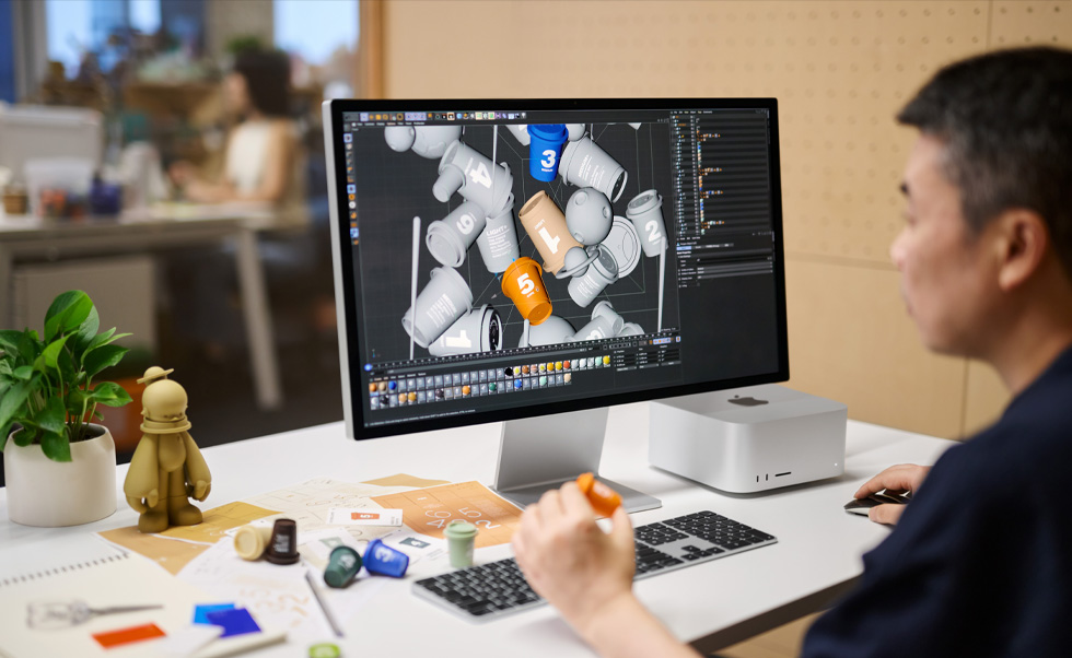 Ein Designer nutzt den Mac für 3D Rendering.