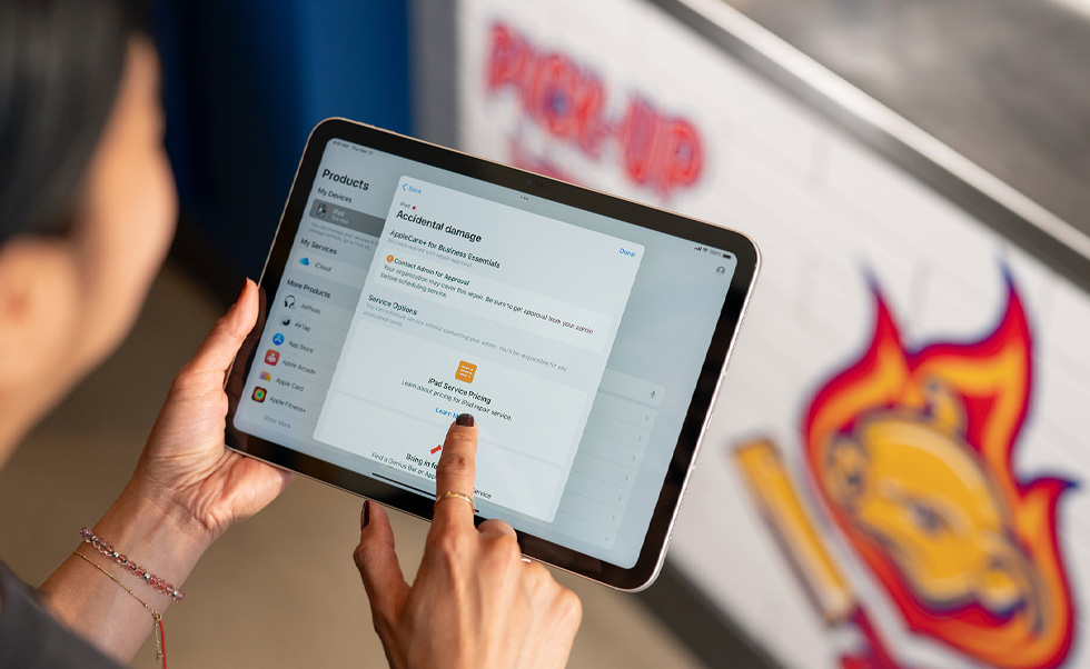 Business Essentials를 위한 AppleCare+를 통해 수리를 요청하는 직원의 모습.