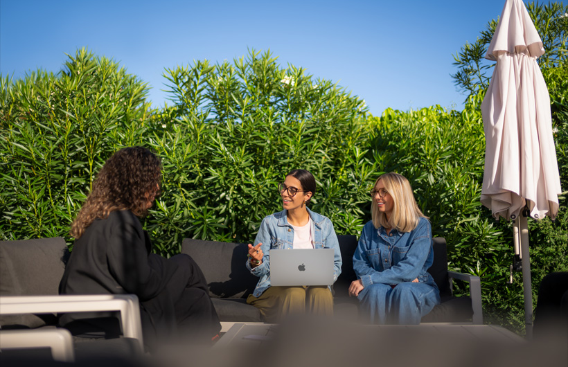 Uma bateria de longa duração facilita o uso do Mac em qualquer lugar, a qualquer hora