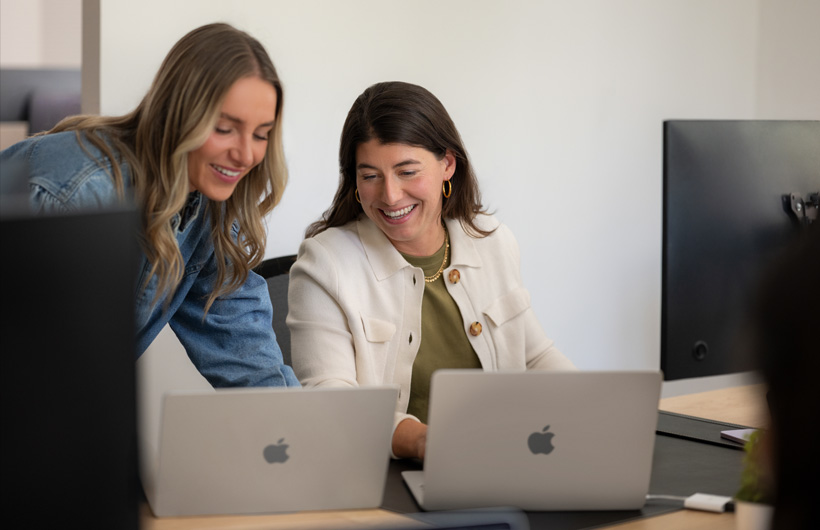 A CFO Camille Fourrier colabora com uma colega da equipe financeira