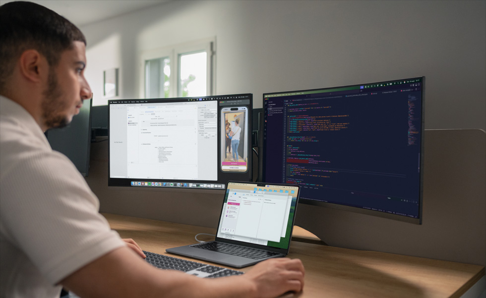 A equipe de desenvolvimento usa o Xcode no MacBook Pro para criar os apps customizados da Tut Tut