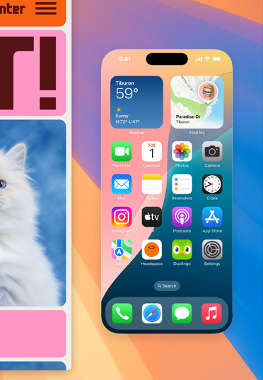 Skrivebordet på en MacBook viser en iPhone-skjerm i full størrelse med forskjellige widgeter. Nettleservinduet til venstre viser en fargerik bakgrunn.