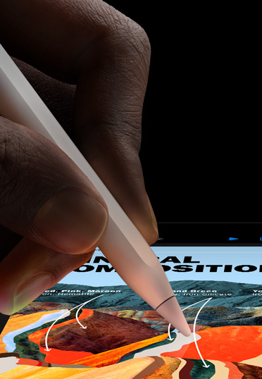 Apple Pencil을 들고 있는 손을 클로즈업한 모습. 손으로 iPad 화면에 그림을 그리고 있습니다.