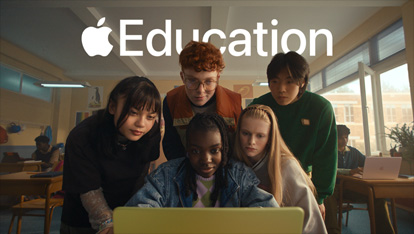 Cinq élèves travaillent ensemble sur un MacBook Neo jaune agrume dans le cadre d’une expérience d’apprentissage dynamique en classe