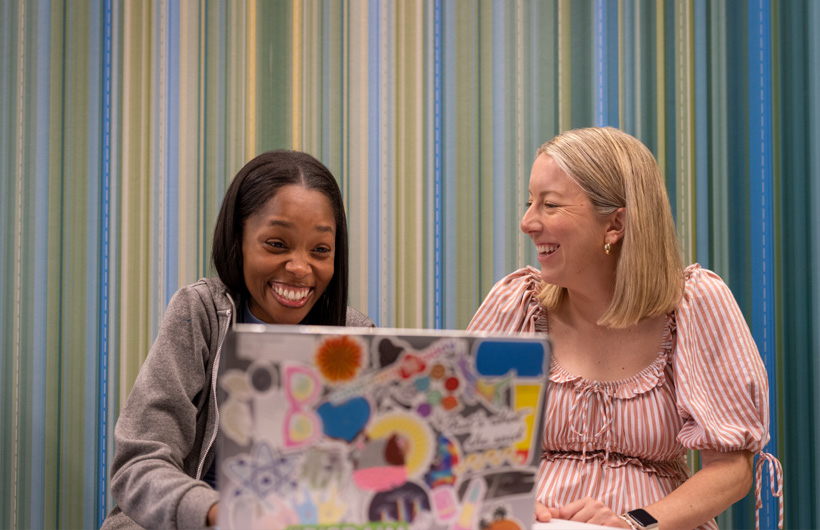  คุณครู Autumn Moore ทำงานร่วมกับ Kelsey Ord (ALC) ในระหว่างเซสชั่นการฝึกสอนแบบกลุ่มในเขตการศึกษาอิสระ Richardson