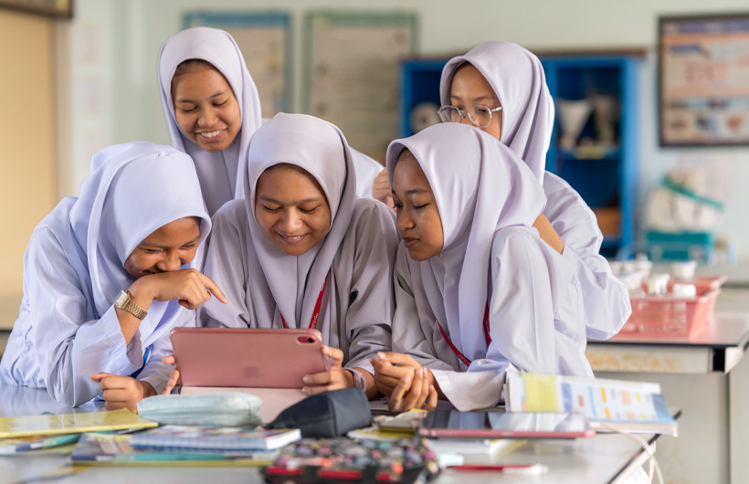 นักเรียนที่โรงเรียน Sekolah Seri Puteri ร่วมกันสร้างวิดีโอใน iMovie เพื่อสาธิตความเข้าใจในเรื่องอุณหพลศาสตร์