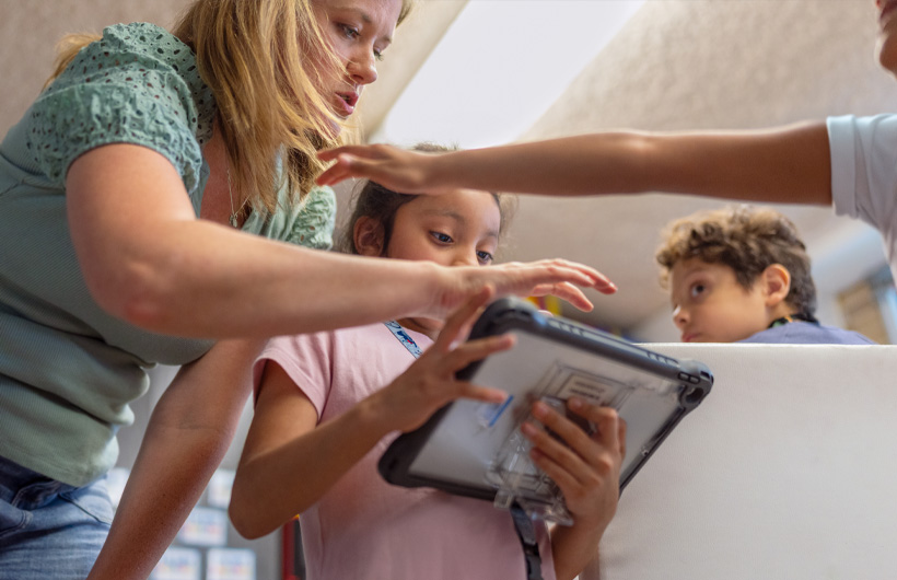 Kim Farias ใช้ทักษะที่เรียนรู้มาในฐานะ ALC เพื่อช่วยเหลือนักเรียนชั้นประถมศึกษาปีที่ 2 ที่โรงเรียนประถมศึกษา Northwood Hills