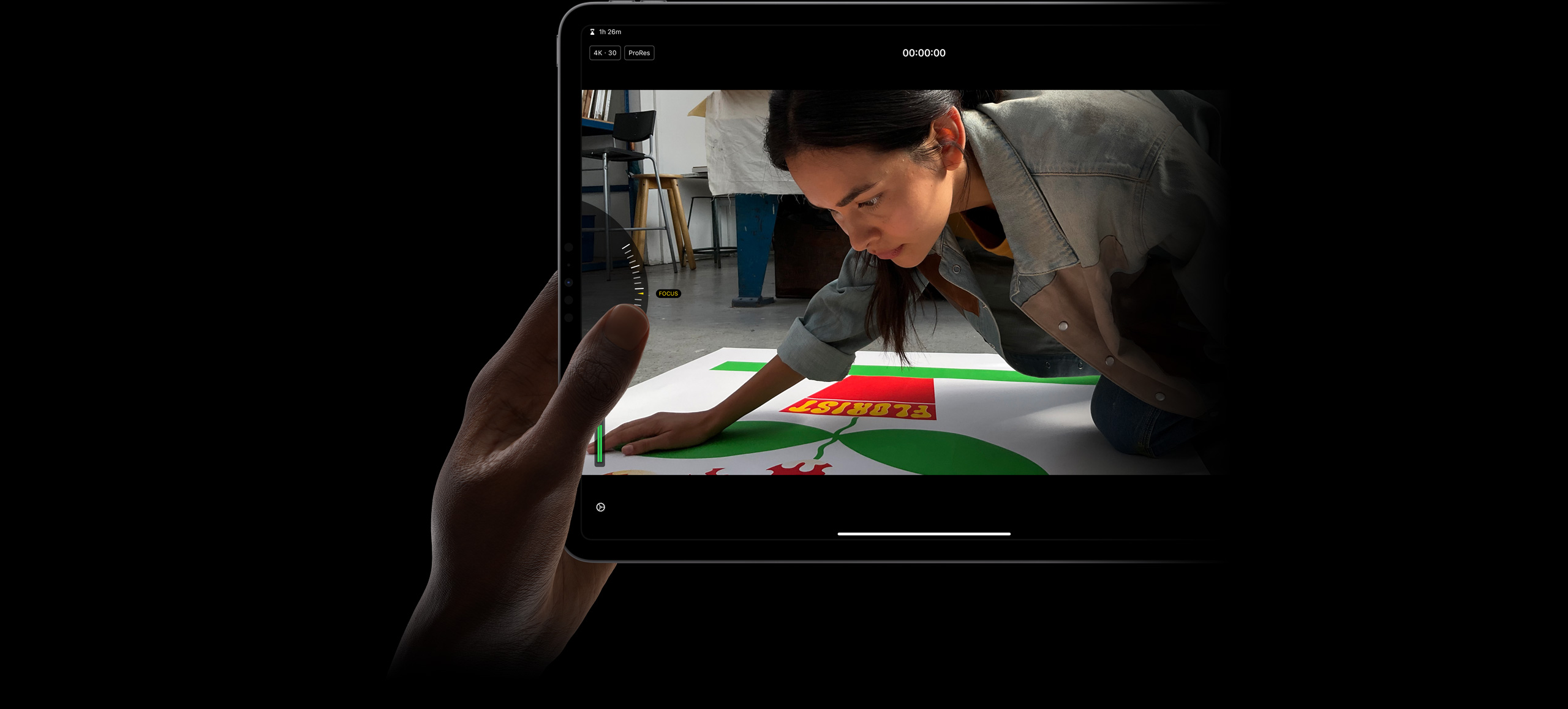 在 iPad Pro 上使用 iPad 版 Final Cut Pro，以手動的專業攝影機模式控制項目，使用拇指調整 ProRes 影片的焦點。
