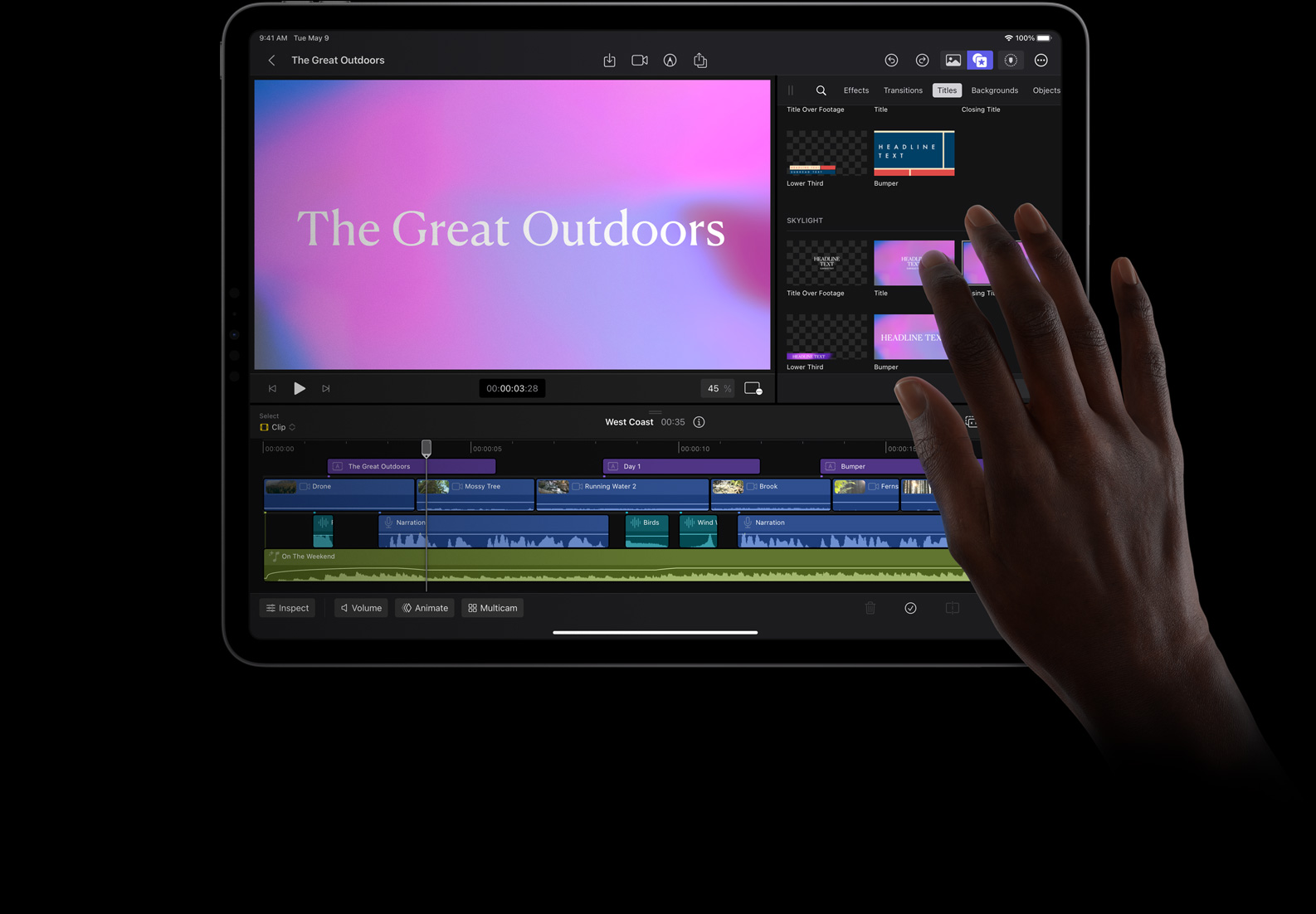 在 iPad Pro 上的 iPad 版 Final Cut Pro，用手指選取粉紅色和藍色背景來修飾字幕。