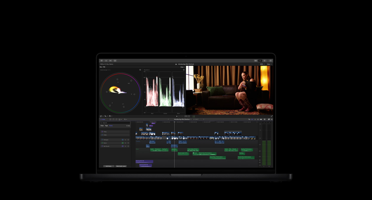 MacBook Pro de 14 pulgadas, edición de un vídeo musical, una mujer toca la guitarra en el sofá, el título del vídeo es «Introducing Allie Sherlock»