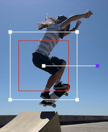 Una persona en monopatín hace un truco de skate, demostración del seguimiento automático de movimiento