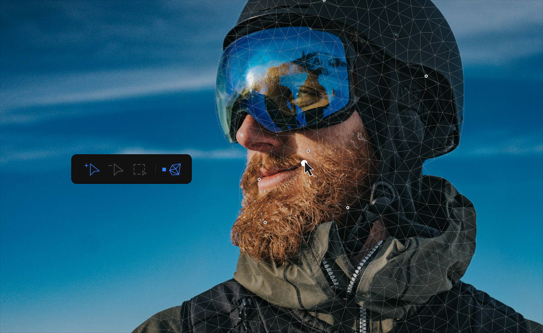Imagen de un hombre con barba, casco y visera, un fondo de cielo azul, un ratón de ordenador editando la imagen