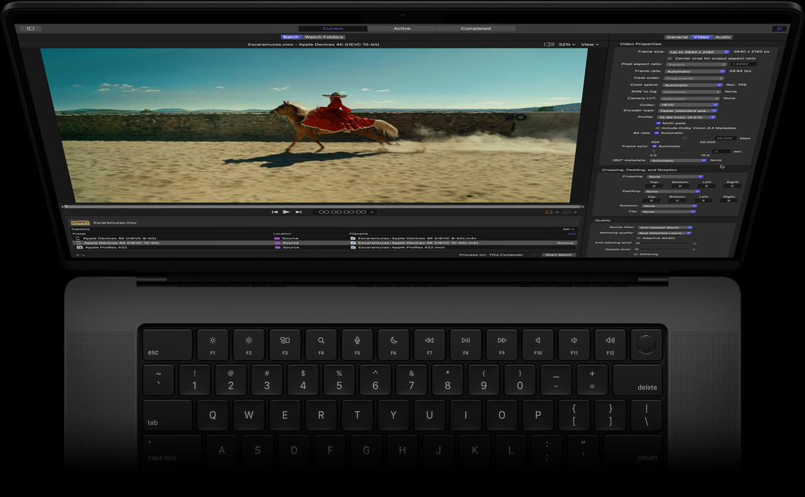 MacBook Pro de 16 pulgadas, espacio de trabajo de Compressor con la imagen de una mujer a caballo con un vestido rojo, demostración de la exportación por lotes