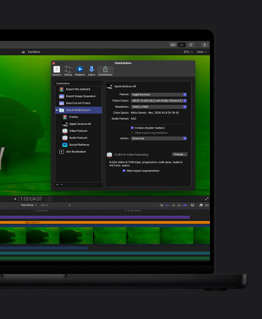 MacBook Pro de 16 pulgadas que muestra la imagen de un coche con una luz ambiental verde, ventana de exportación de archivos abierta, clips de vídeo en la parte inferior