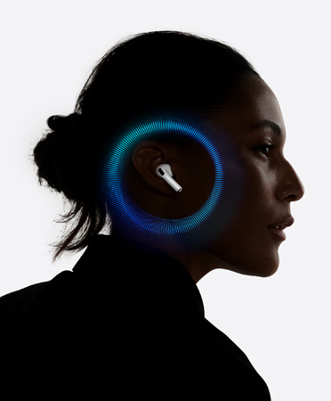 一個人戴著白色 AirPods Pro 3 的右面特寫