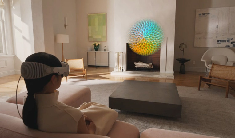 一個人在 Apple Vision Pro 的正念 app 中進行引導式冥想