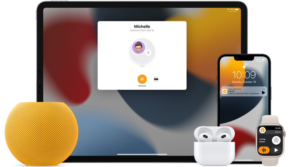 Opstelling met een gele HomePod mini, een iPad, AirPods in hun case, een iPhone en een Apple Watch met een off-white bandje.
