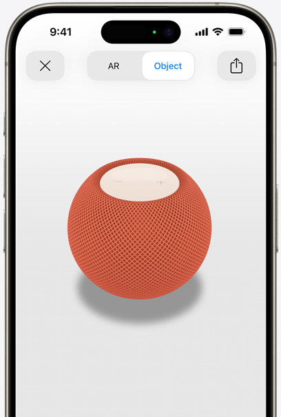 Oranje HomePod in de AR-weergave op het scherm van een iPhone.