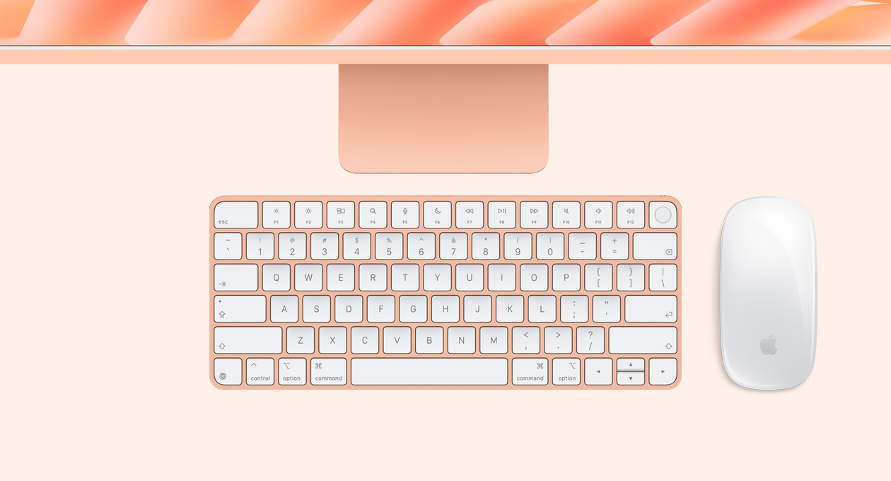 Parte de cima externa do iMac na cor laranja com Magic Mouse e Magic Keyboard com Touch ID